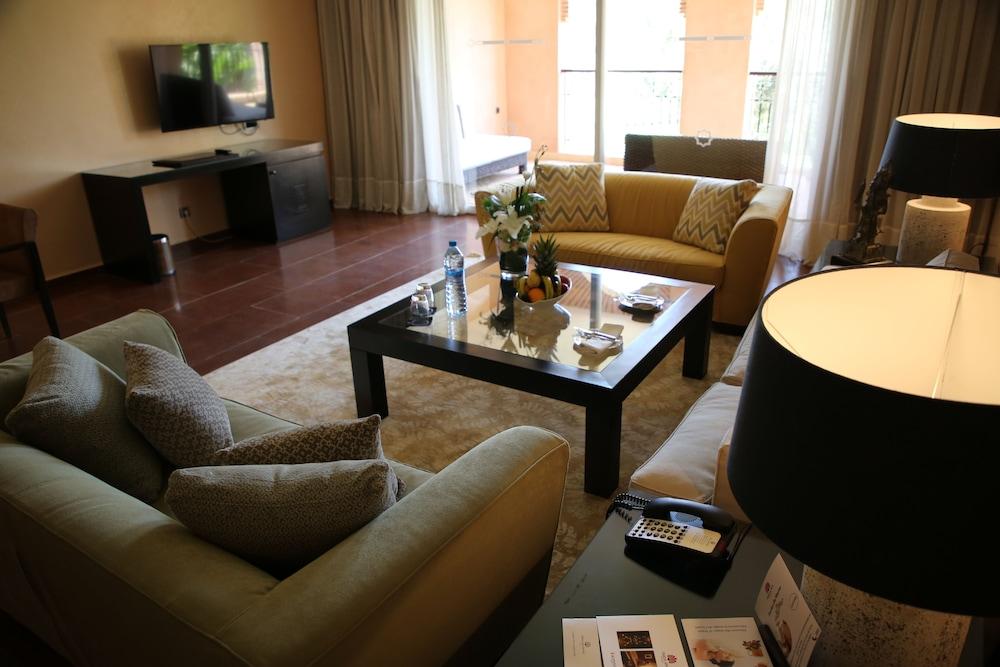 提奇达高尔夫宫酒店-罗莱夏朵 阿加迪尔 外观 照片 A living room in a suite at the Ritz-Carlton, Dubai
