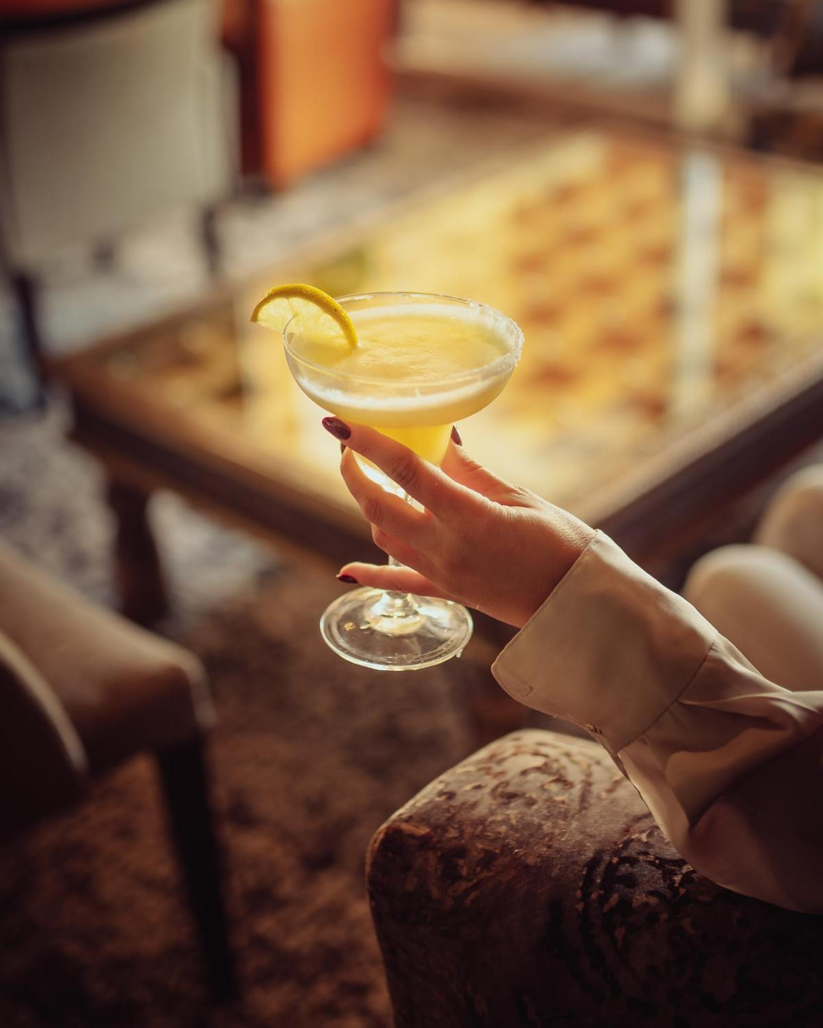 提奇达高尔夫宫酒店-罗莱夏朵 阿加迪尔 外观 照片 A woman holding a margarita